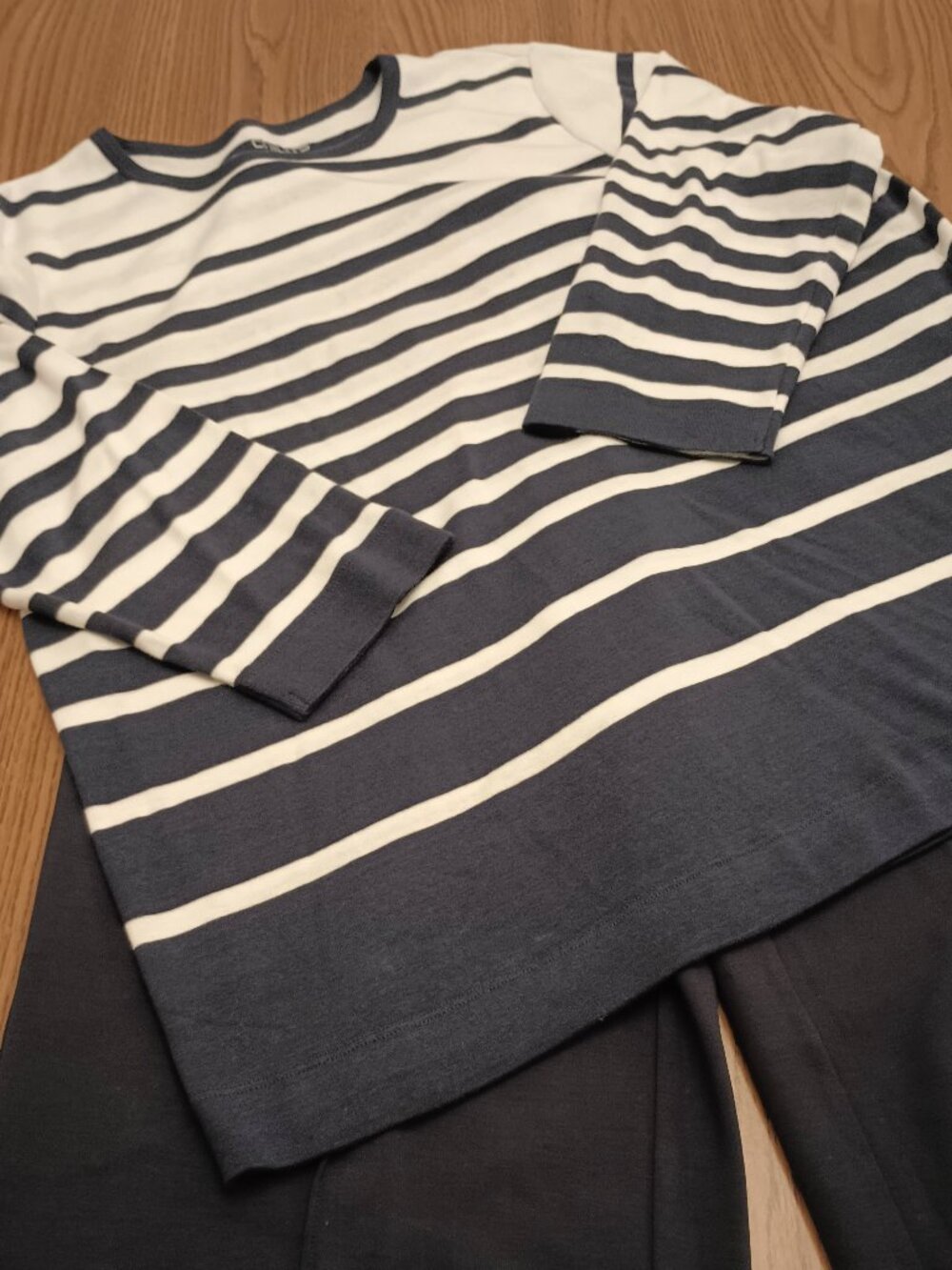 Chico's Size XXL (4) Navy and White Striped Long Sleeve Top (EUC)